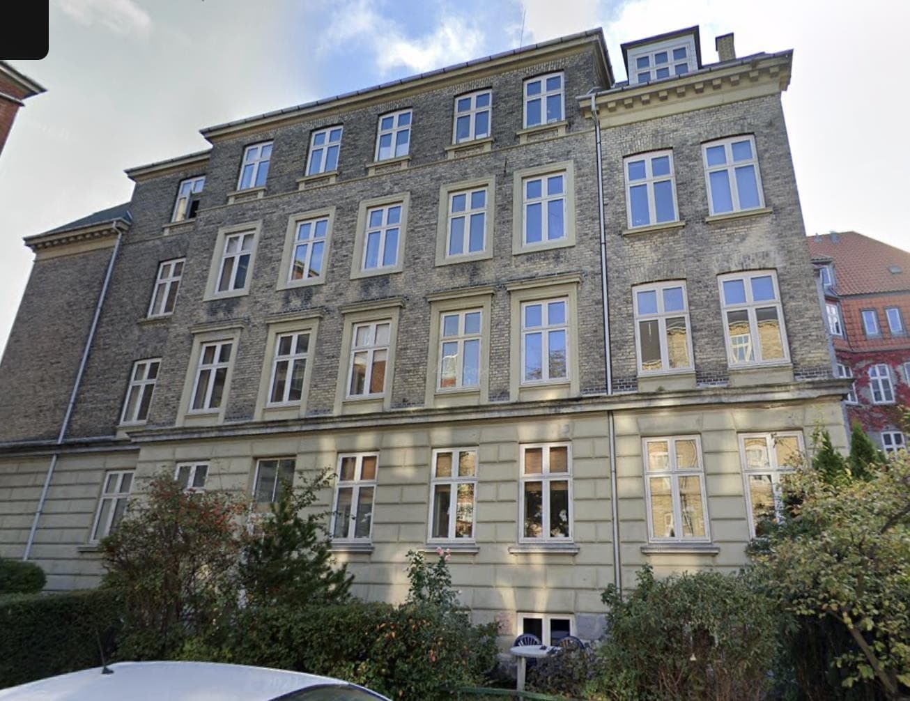Facaden på Erik Menveds Vej 4 set fra gaden